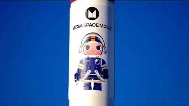 泡泡玛特上天了！首个进太空的潮玩公仔全球仅1体(图1)