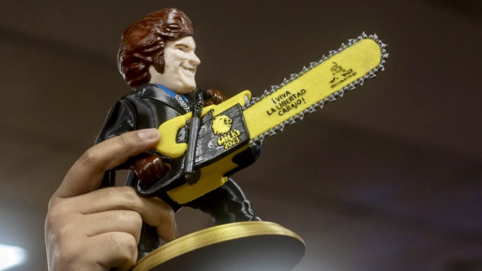 意总理外访获赠“奇怪公仔”阿根廷总统米莱“挥电锯”迎客(图1)