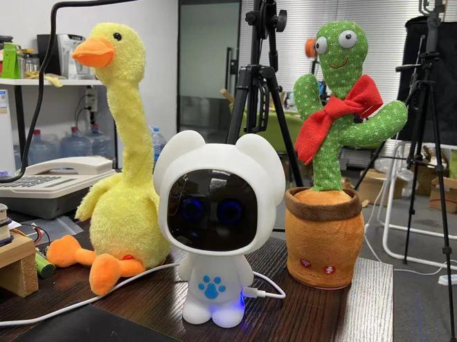 把大模型装进奥特曼身体里85后二孩爸爸爆改旧玩具(图2)