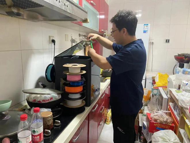 把大模型装进奥特曼身体里85后二孩爸爸爆改旧玩具(图8)