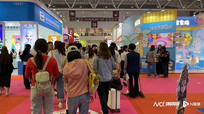 潮玩市场去年规模超720亿玩具厂家花式推新品、降价抢客(图1)