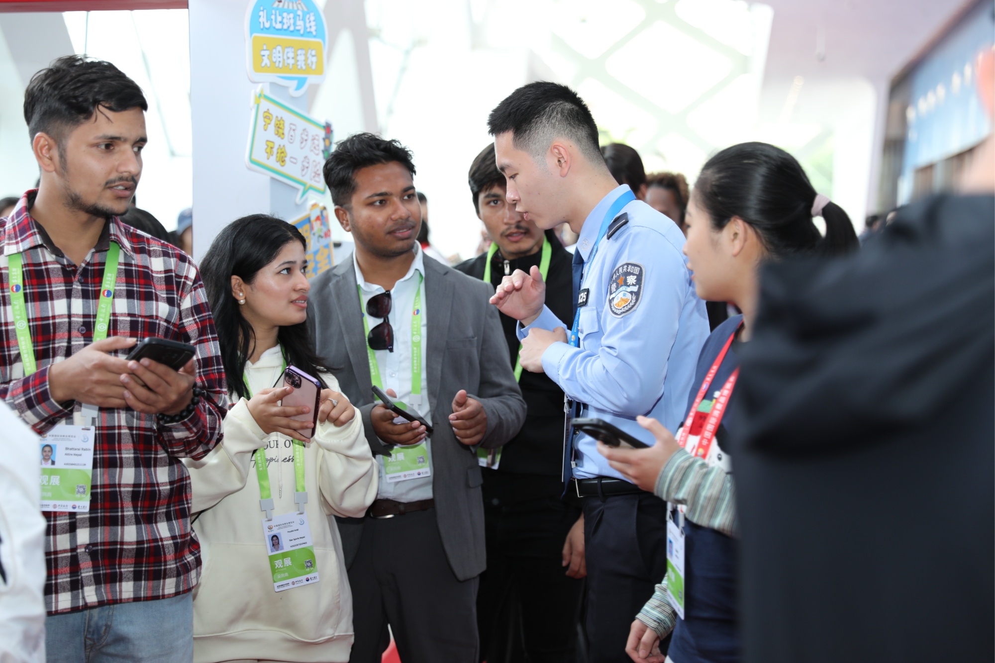 海口警方“警‘茶’局”亮相消博会 趣味普法护航平安展会(图1)