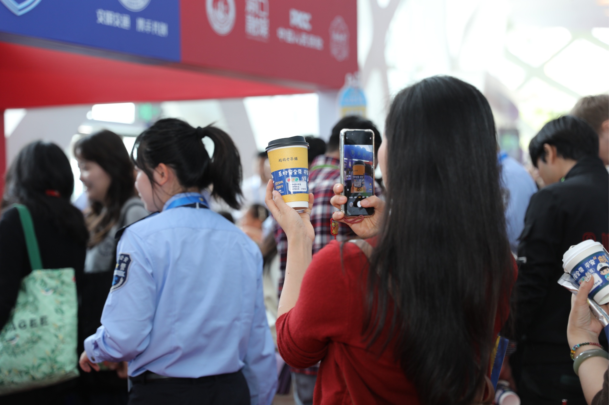 海口警方“警‘茶’局”亮相消博会 趣味普法护航平安展会(图2)
