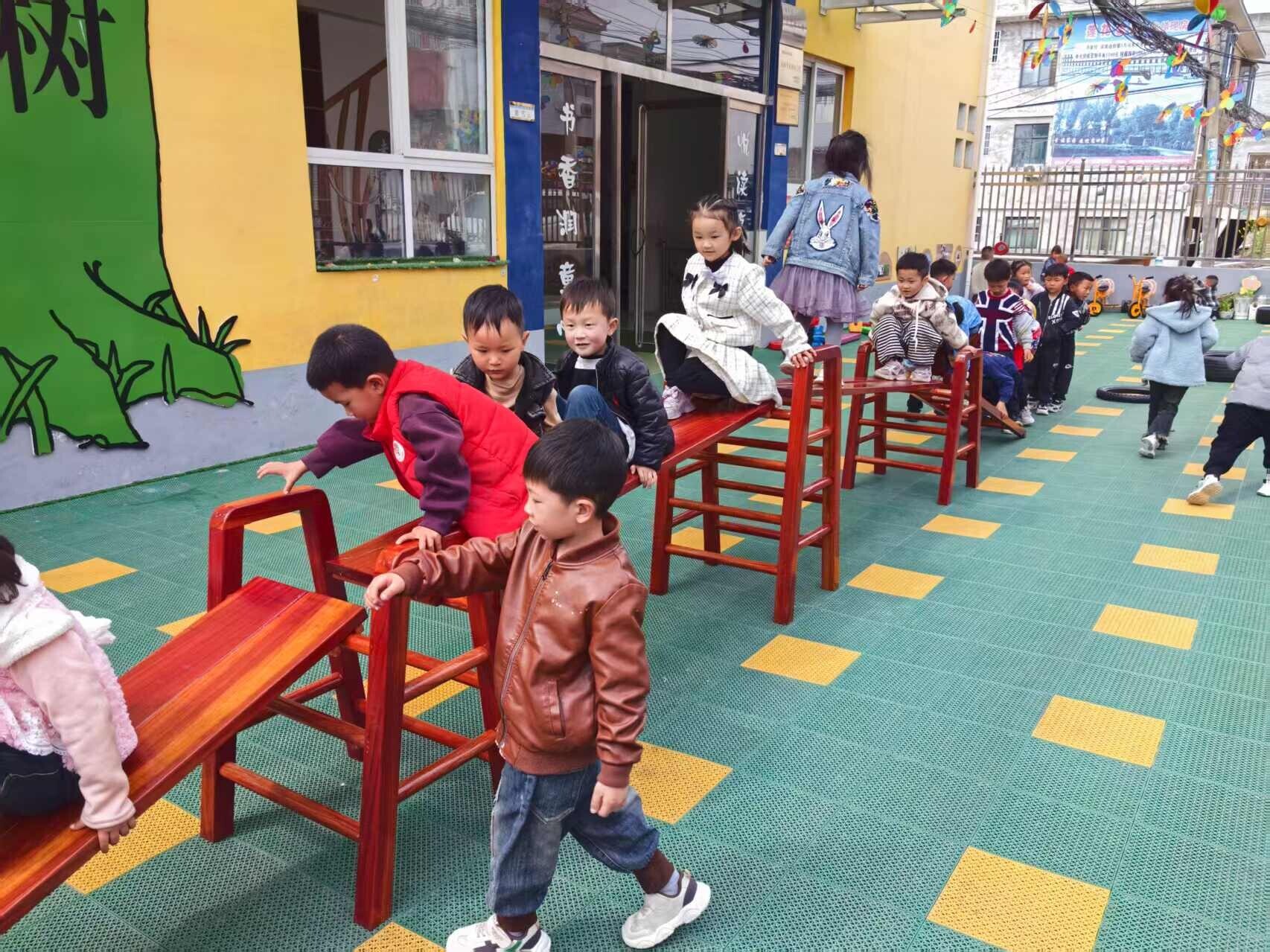 玩具新宠入园萌娃快乐无限——桃溪镇中心幼儿园户外玩具大揭秘(图2)