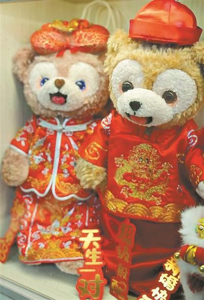 她为玩偶制作非遗服装(图2)