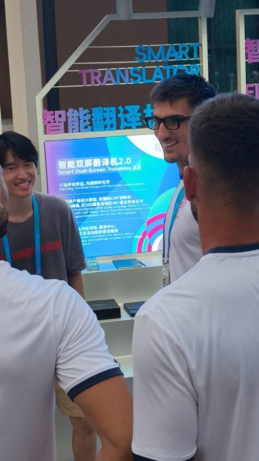 爱成都 看世运丨“成都造”科技产品出圈在世运村遇见“幸福(图2)