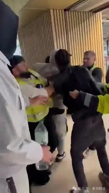 Labubu英国停售！泡泡玛特饥饿营销埋隐患明星热捧下或重演Bearbrick式泡沫(图1)