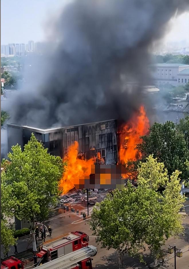 济南一商铺着火后续：现场煤气味严重整栋楼成空壳疑原因曝光(图3)