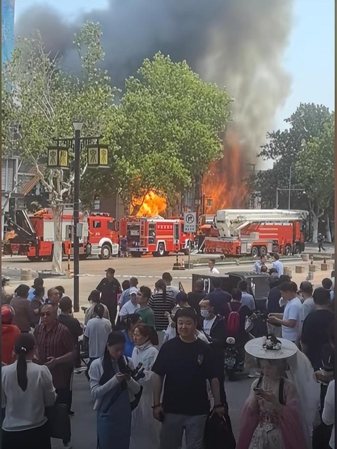 济南一商铺着火后续：现场煤气味严重整栋楼成空壳疑原因曝光(图7)