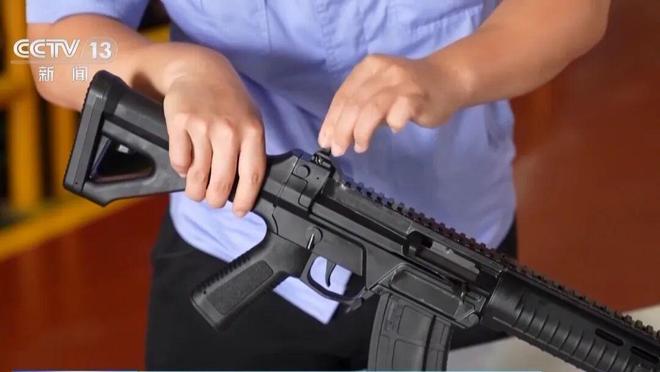 191式自动步枪亮相九三阅兵约为6瓶水重可伸缩枪托、旋转式觇孔、皮卡汀尼导轨被称作“枪界变形金刚”(图3)