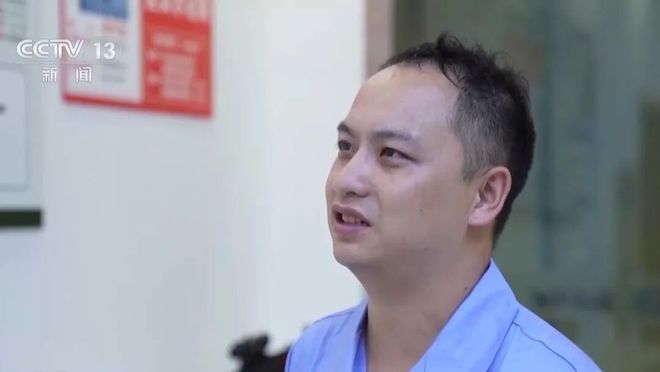 191式自动步枪亮相九三阅兵约为6瓶水重可伸缩枪托、旋转式觇孔、皮卡汀尼导轨被称作“枪界变形金刚”(图9)