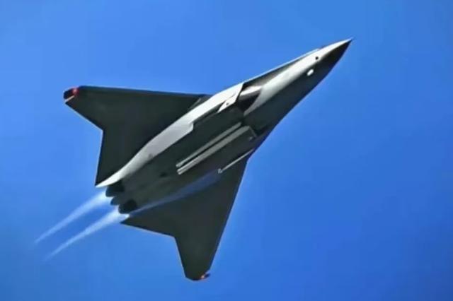 美空军为六代机PPT欢呼中国歼-50再现低空试飞已拆除机头空速管(图2)