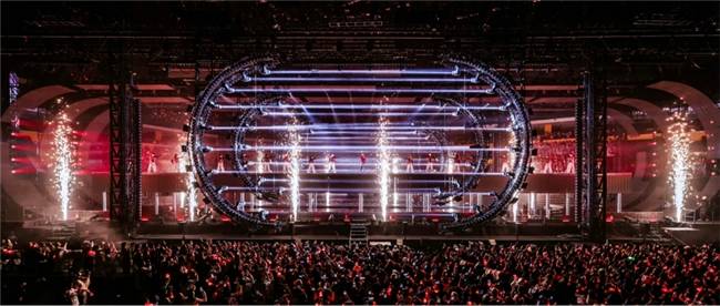 王源客厅狂欢跨年演唱会圆满落幕以震撼舞美诠释“源式美学”(图2)