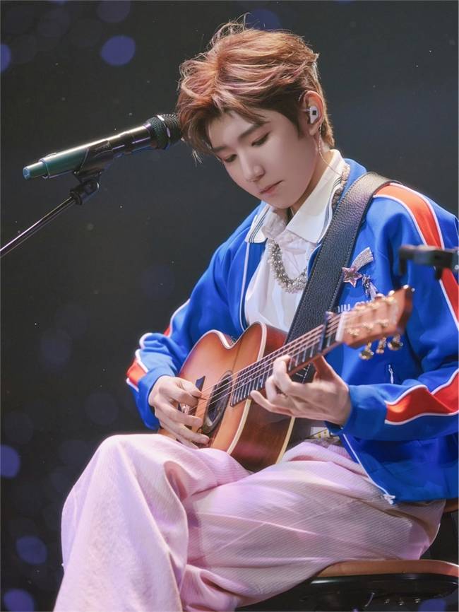 王源客厅狂欢跨年演唱会圆满落幕以震撼舞美诠释“源式美学”(图4)