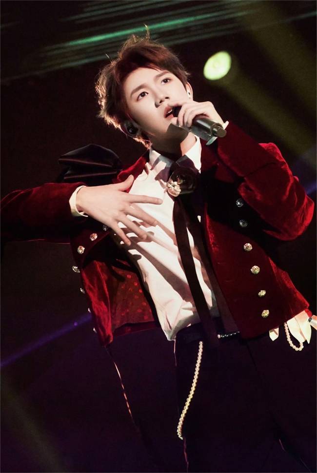 王源客厅狂欢跨年演唱会圆满落幕以震撼舞美诠释“源式美学”(图5)