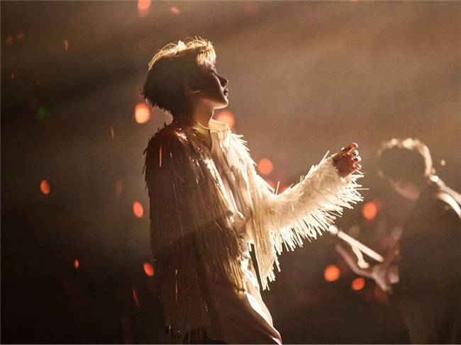 王源客厅狂欢跨年演唱会圆满落幕以震撼舞美诠释“源式美学”(图7)